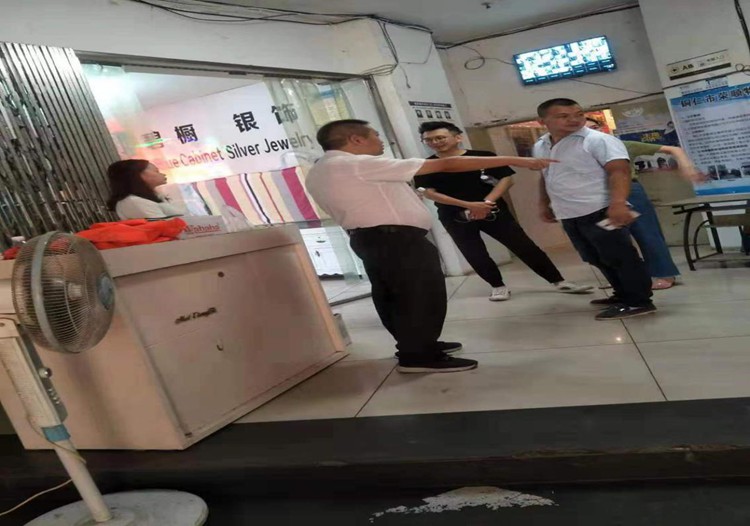 江华国际小区公共通道杂物乱堆乱放清理