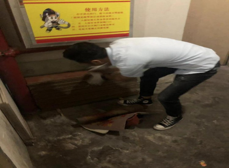 江华国际小区公共通道杂物乱堆乱放清理