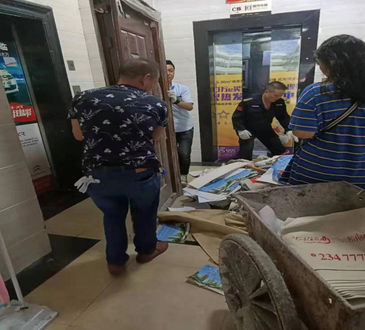 江华国际小区公共通道杂物乱堆乱放清理