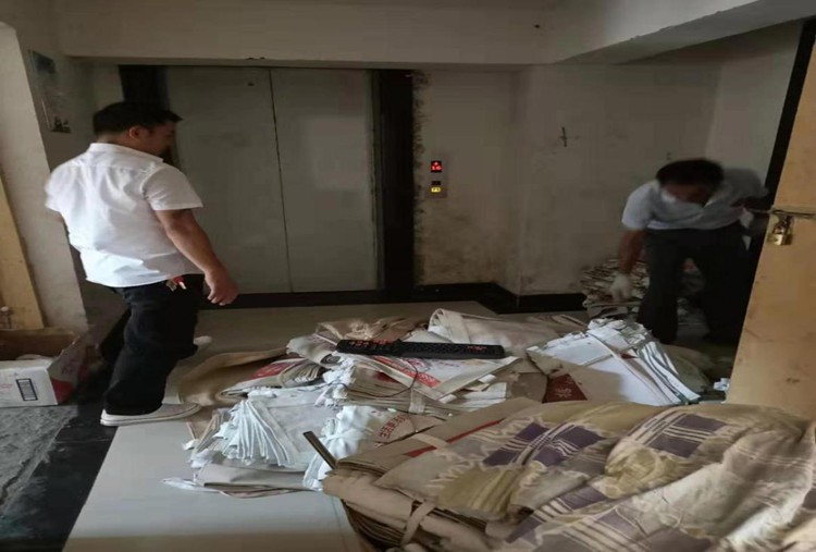 江华国际小区公共通道杂物乱堆乱放清理