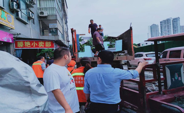 官地湾小区公共通道杂物乱堆乱放清理工作简报