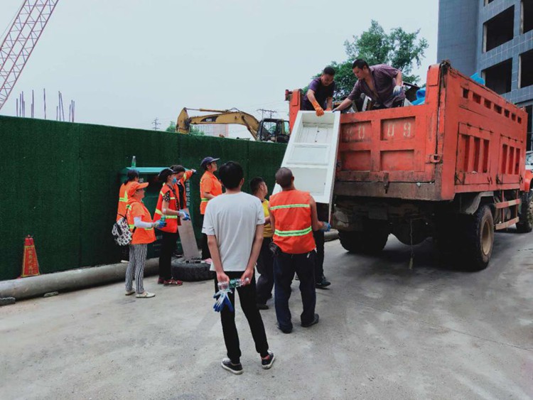 官地湾小区公共通道杂物乱堆乱放清理工作简报